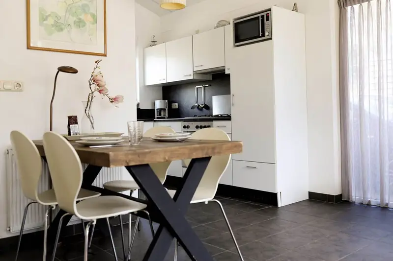 De eettafel bij de open keuken van huisje&nbsp;2.
