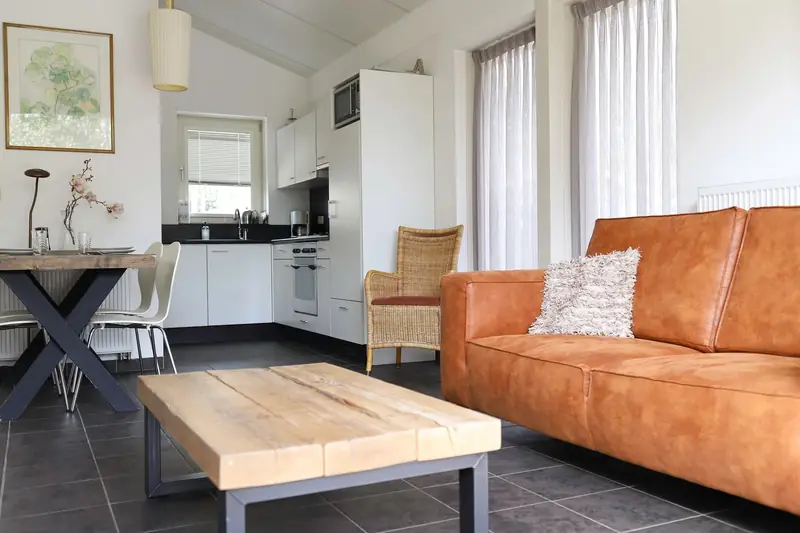 De woonkamer van huisje&nbsp;2, met de keuken erachter.