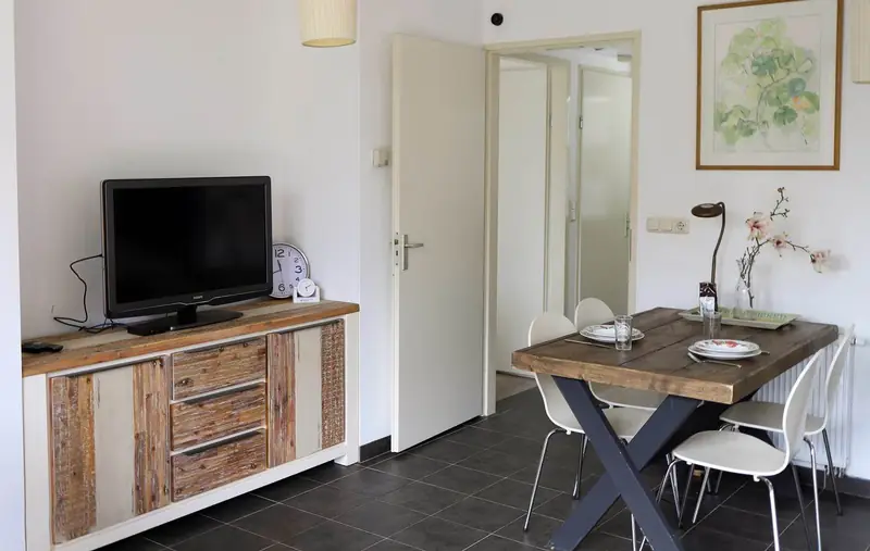 De flatscreen-tv en het dressoir in de woonkamer van huisje&nbsp;2.