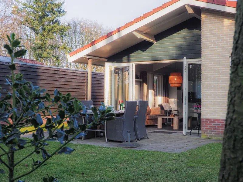 Huinerhofje&nbsp;3 aan het eind van de dag, met de deuren naar het terras open.