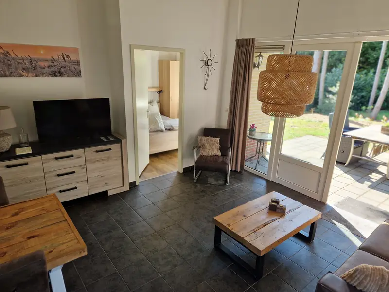 Vanuit de woonkamer van huisje&nbsp;3 kijkt u door naar de eerste slaapkamer.